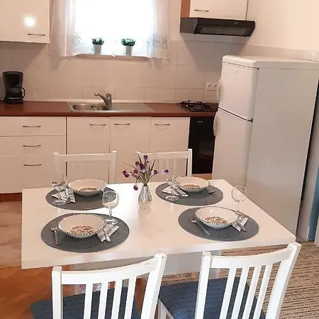 Tomi Apartmán *